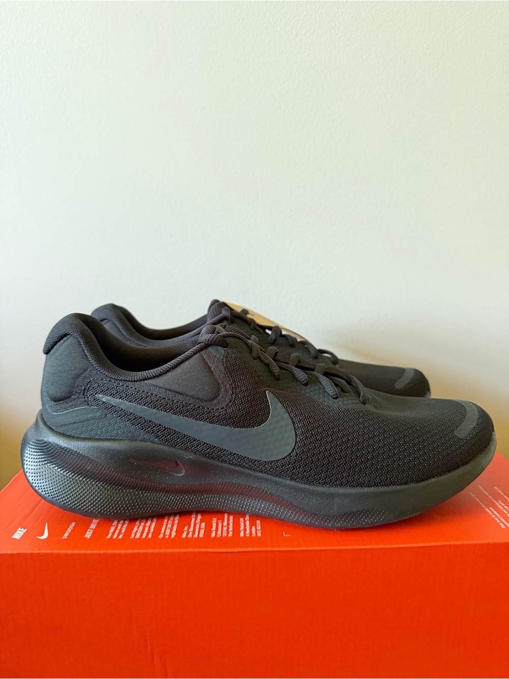 Nike Revolution 7 Black FB2208-002 Women’s Size 5